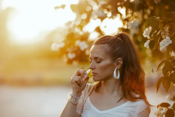 Hora Verano Mujer Con Estilo Camisa Blanca Usando Aerosol Nasal —  Fotos de Stock