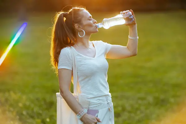 Yaz Zamanı Şehir Parkındaki Çayırda Beyaz Gömlekli Dolu Bir Kadın — Stok fotoğraf