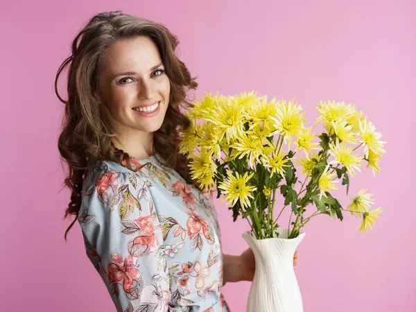 Портрет Счастливой Элегантной Женщины Средних Лет Цветочном Платье Желтыми Хризантемы — стоковое фото