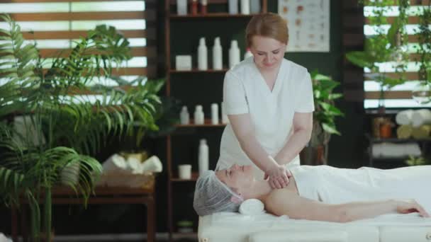 Dags För Sjukvård Medicinsk Massage Terapeut Massage Skåp Massera Kunder — Stockvideo