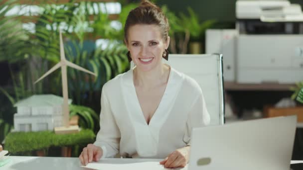 Nachhaltiges Immobiliengeschäft Lächelnde Moderne Immobilienmaklerin Modernem Grünem Büro Weißer Bluse — Stockvideo