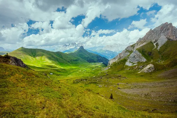 Dolomitlerde Yaz Zamanı Dağlı Tepeli Bulutlu Manzara — Stok fotoğraf
