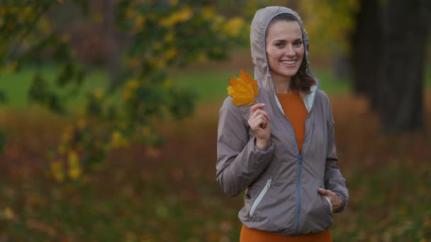 Hallo Herbst Lächelnde Elegante Frau Fitnesskleidung Park Mit Herbstblatt — Stockvideo