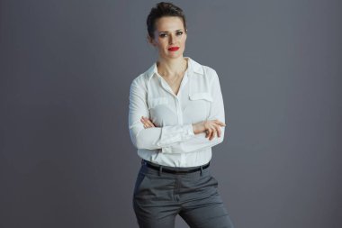 Gri arka planda beyaz bluzlu moda kadın işçi izole.