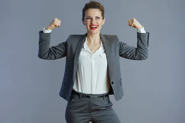 Feliz Anos Idade Pequena Empresária Mulher Terno Cinza Mostrando Bíceps — Fotografia de Stock