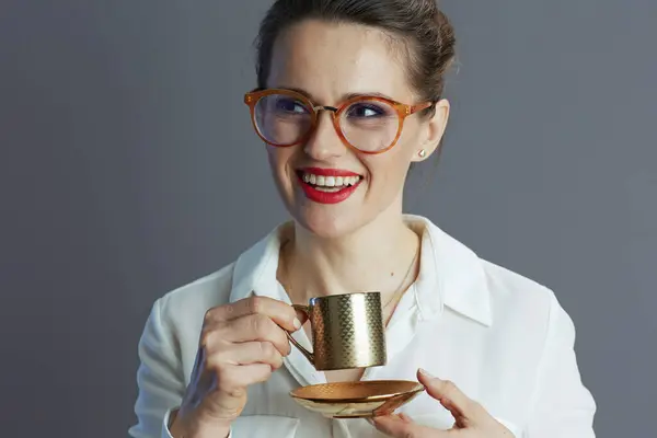 Sonriente Mujer Negocios Años Blusa Blanca Con Gafas Taza Café Imagen De Stock