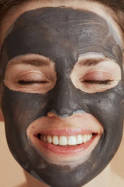 Sorridente Anos Idade Mulher Com Máscara Cosmética Fotos De Bancos De Imagens