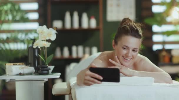 Gesundheitszeit Lächelnde Moderne Frau Wellness Salon Macht Selfie Und Legt — Stockvideo