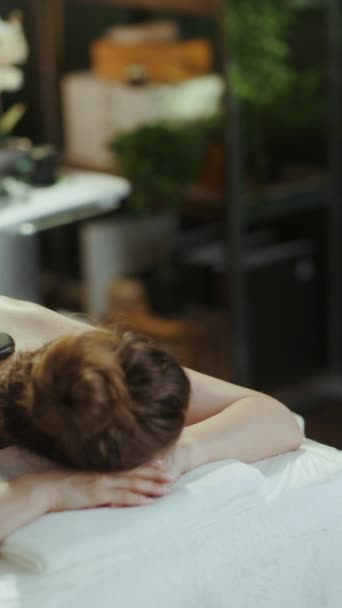 Czas Opiekę Zdrowotną Zrelaksowana Nowoczesna Kobieta Salonie Spa Mająca Masaż — Wideo stockowe