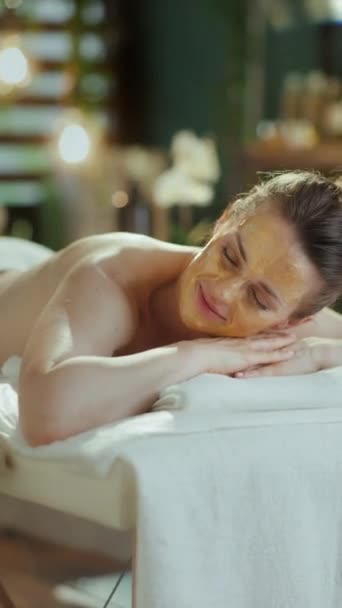 Hora Dos Cuidados Saúde Mulher Moderna Relaxada Armário Massagem Com — Vídeo de Stock