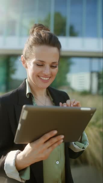 穿着黑色夹克 配有平板电脑的商务区现代女性员工微笑 — 图库视频影像