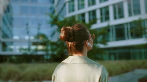 Widziany Tyłu Kobieta Pracownik Pobliżu Biurowca Zielonej Bluzce — Wideo stockowe