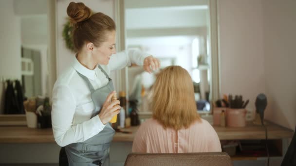 Жіночий Перукар Сучасній Студії Волосся Спреєм Волосся Клієнтом — стокове відео