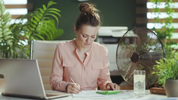 Udržitelné Pracoviště Šťastná Moderní Účetní Žena Moderní Zelené Kanceláři Elektrickým — Stock video