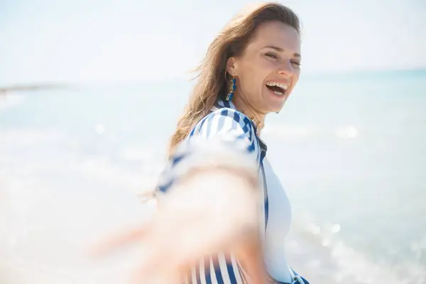 Щаслива Стильна Жінка Середнього Віку Узбережжі Океану Весело Проводить Час Ліцензійні Стокові Фото