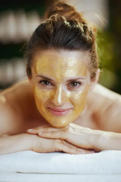 Gesundheitszeit Entspannte Moderne Frau Massageraum Mit Goldener Kosmetikmaske Gesicht Auf Stockbild