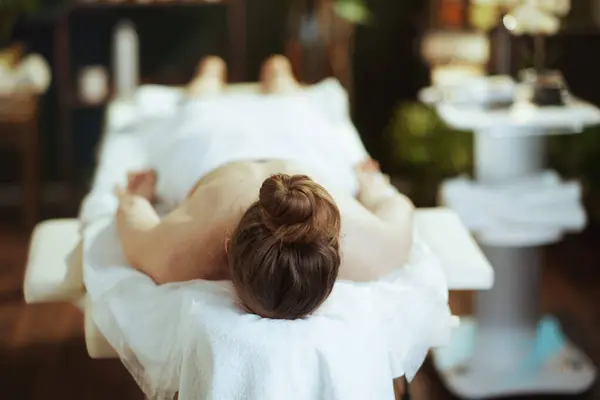 Gesundheitszeit Entspannte Moderne Frau Mittleren Alters Wellness Salon Auf Massagetisch Stockbild