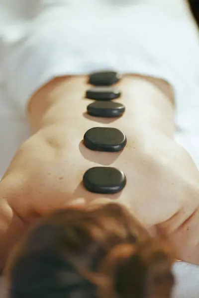 Sundhedspleje Tid Closeup Afslappet Kvinde Massageskab Med Varm Stenmassage Lægning Stock-foto