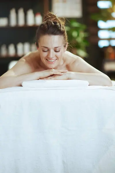Gesundheitszeit Lächelnde Moderne Frau Massageschrank Auf Massagetisch Liegend Stockbild