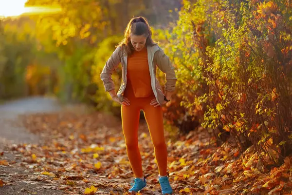 Hallo Herbst Ganzkörperporträt Einer Müden Stylischen Frau Fitnesskleidung Park Die lizenzfreie Stockbilder