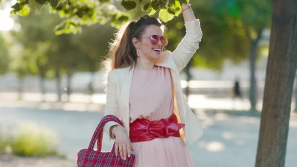 Mujer Moda Sonriente Vestido Rosa Chaqueta Blanca Ciudad Con Gafas — Vídeos de Stock