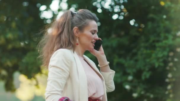 Szczęśliwa Młoda Kobieta Różowej Sukience Białej Kurtce Mieście Pomocą Smartfona — Wideo stockowe