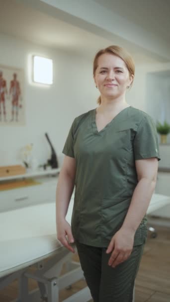 Sağlık Hizmeti Zamanı Masaj Kabininde Mutlu Kadın Masaj Terapisti — Stok video