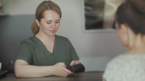Sundhedspleje Tid Glad Massage Terapeut Kvinde Massage Kabinet Med Klient – Stock-video