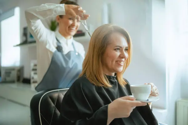 Middle Aged Woman Hair Salon Employee Modern Hair Studio Cutting Лицензионные Стоковые Изображения