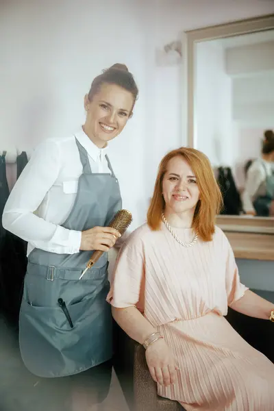 Peluquería Mujer Estudio Pelo Moderno Con Cepillo Pelo Cliente Imagen De Stock