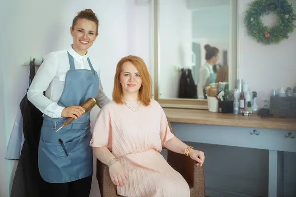 Modern Güzellik Salonunda Saç Fırçası Müşterisiyle Kadın Kuaförü Stok Fotoğraf