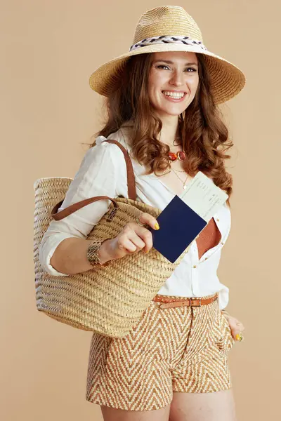 Strandurlaub Lächelnde Modische Jährige Hausfrau Weißer Bluse Und Kurzen Hosen Stockbild