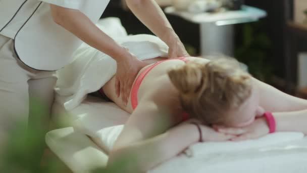 Tempo Assistenza Sanitaria Massaggiatrice Femminile Cabina Massaggio Con Cliente Adolescente — Video Stock