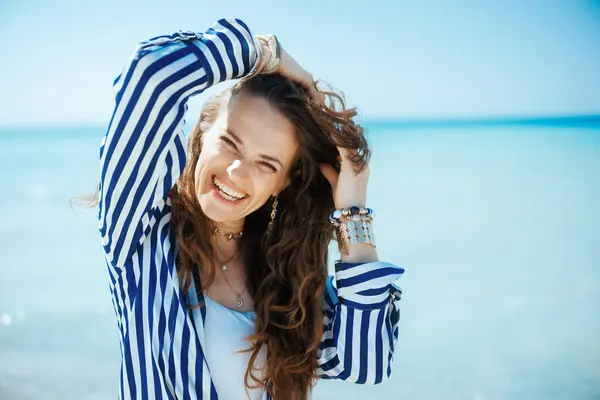 Lykkelig Elegant Kvinde Havet Have Det Sjovt Tid Royaltyfrie stock-fotos