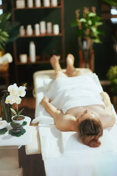 Gesundheitszeit Entspannte Moderne Frau Massageschrank Auf Massagetisch Liegend Stockbild