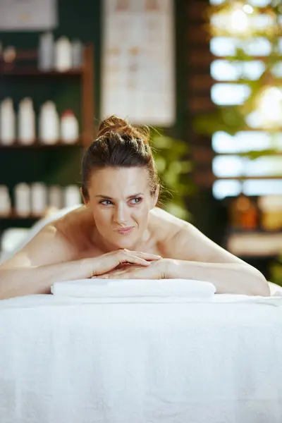 Gesundheitszeit Nachdenkliche Moderne Frau Wellness Salon Auf Massagetisch Liegend Stockfoto