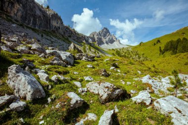 Dolomitlerde yaz zamanı. Dağlı, bulutlu ve kayalıklı manzara.