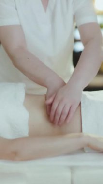 Sağlık hizmeti zamanı. Spa salonundaki masaj terapistine yakın çekim yap ve terapi masajı yap..