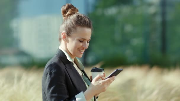 Mutlu Modern Yaş Ofis Yakınında Çalışan Siyah Ceketli Akıllı Telefon — Stok video