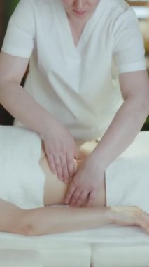 Sağlık hizmeti zamanı. Tıbbi masaj terapistine yakın çekim. Spa salonunda müşterilerin karnına masaj yapıyor..
