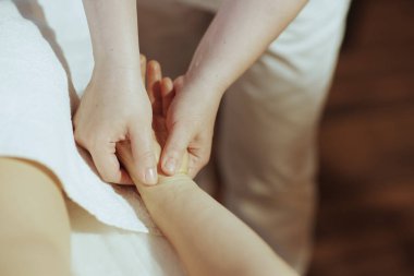 Sağlık hizmeti zamanı. Masaj dolabındaki masaj terapistine yakın çekim. Müşterilerin eline masaj yapıyor..
