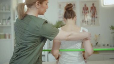 Sağlık hizmeti zamanı. Masaj kabininde kadın masaj terapisti ve müşteri check-up yapıyor..