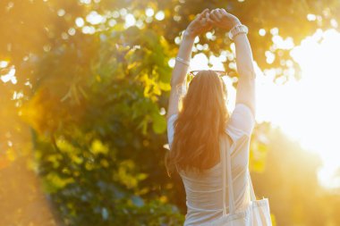 Yaz zamanı. Beyaz gömlekli, gülümseyen modern kadın..