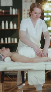 Sağlık hizmeti zamanı. Tıbbi masaj terapistine yakın çekim. Spa salonunda müşterilerin karnına masaj yapıyor..