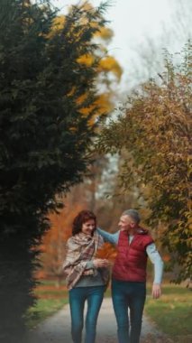 Merhaba sonbahar. Mutlu modern aile parkta yürürken.