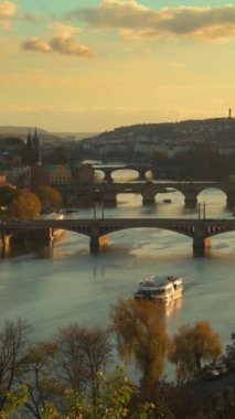 Vltava nehri ile manzara, en çok Karlov ve akşamları Prag, Çek Cumhuriyeti 'nde tekne..