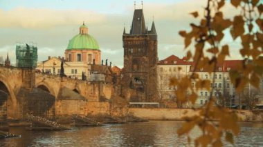 Akşamları Vltava Nehri ve Karlov 'la manzara en çok Prag, Çek Cumhuriyeti' nde sonbaharda yeşillikler arasında çekiliyor..