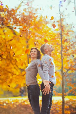 Merhaba sonbahar. Parktaki mutlu romantik sevgili ve kız arkadaş seviniyor..