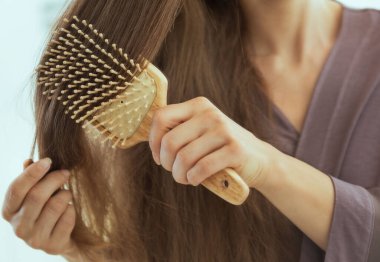 tatlı genç kadın saç tarama