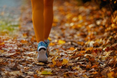 Merhaba sonbahar. Parkta yürürken bir kadına yaklaş..